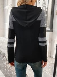 Sweat à capuche colorblock gris et noir vu de dos, capuche rembourrée, manches longues