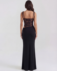 Robe longue noire au dos droit, bretelles à nouer, empiècement en dentelle florale.