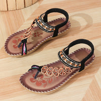 Sandales orthopédiques marron avec brides noires et perles, bout ouvert.