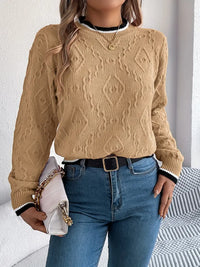 Pull en tricot kaki gaufré, encolure ronde côtelée et poignets avec rayures blanc/noir