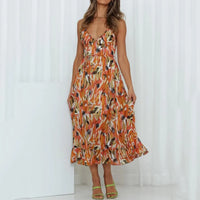Robe midi évasée à fines bretelles, imprimé coloré orange, ceinture à la taille.