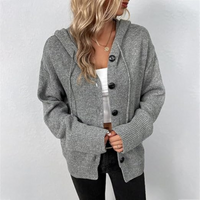 Cardigan chaud gris à capuche, rangée de boutons noirs, manches longues côtelées