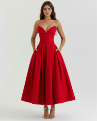 Robe rouge sans bretelles, taille cintrée et jupe évasée mi-longue.