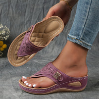 Sandales bohèmes violet, semelle beige, bride perforée et boucle avec détails métalliques
