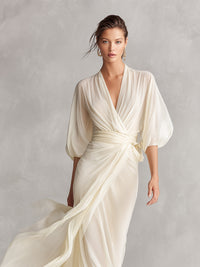 Robe ivoire transparente drapée, encolure V croisée et manches ample bouffantes.
