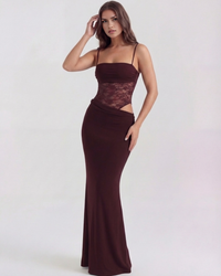 Robe longue bordeaux à bretelles fines, bustier bandeau et jupe longue ajustée
