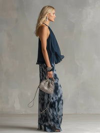Ensemble deux pièces bleu marine vu de profil : haut sans manches à volants et pantalon ample