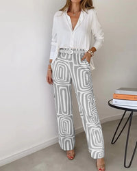 Ensemble deux pièces : blouse blanche, pantalon gris à motifs, ceinture à boucle