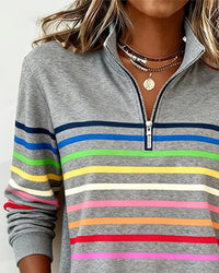 Haut sweat demi-zip gris à rayures horizontales multicolores, zip au niveau du col.