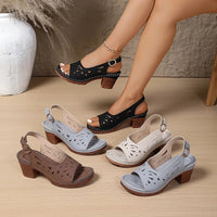 Sandales à talon carré assorties noir, beige clair, gris clair et marron, brides ajourées