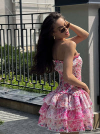 Robe bandeau rose à volants, taille froncée smockée et jupe volantée