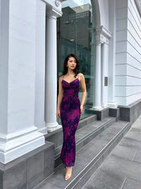 Robe longue à bretelles fines, décolleté cœur drapé, imprimé floral prune et sombre