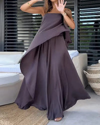 Ensemble mauve foncé à fines bretelles et jupe maxi superposée.