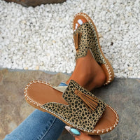 Sandales orthopédiques léopard à brides tressées, pompon marron et bout ouvert