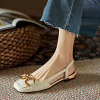 Sandales orthopédiques beige à bout fermé, bride arrière et boucle dorée, talon bas