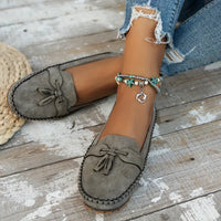 Mocassins orthopédiques en daim gris, bout rond, nœud sur l’empeigne, semelle épaisse.