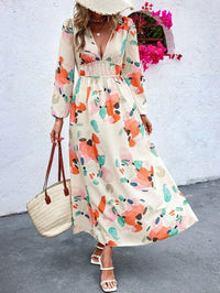 Robe longue imprimée fleurs aux tons rose et orange, encolure V, taille froncée
