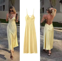 Robe longue satinée jaune clair à fines bretelles, vue de face et de dos