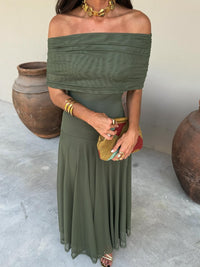 Robe longue hors de l’épaule en tissu vert olive, coupe fluide et jupe évasée