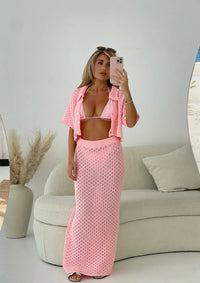 Ensemble jupe et cardigan crochet rose : cardigan ouvert manches courtes, jupe longue.