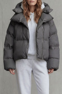 Doudoune courte matelassée anthracite, col montant, capuche, fermeture boutonnée, poches