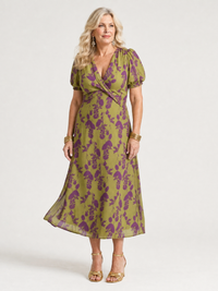 Robe midi cache-cœur imprimée florale violet, fond vert olive, taille ceinturée.