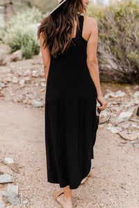 Robe midi noire sans manches, encolure haute, coupe droite avec fente sur le côté.