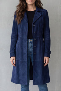 Manteau long en suédine bleu marine, col châle, boutonnière et poches latérales.