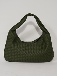 Sac d’épaule Samara en maille tressée vert sauge, anses longues, forme demi-lune.