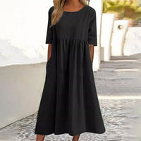 Robe midi noire en lin-coton, encolure ronde, manches courtes, taille froncée.