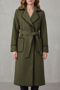Manteau long olive ceinturé, bordure contrastante, col châle et poches plaquées