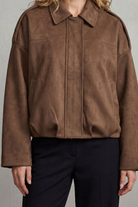 Blouson en daim marron vue de devant, col et fermeture éclair centrale