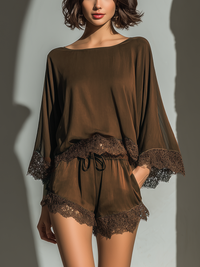 Ensemble nuisette en satin sombre, haut ample manches évasées, bas dentelle florale