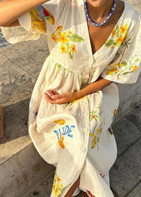 Robe blanche imprimée fleurs, boutons nacrés, encolure V, détails froncés à la taille