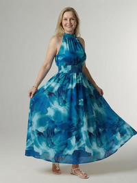 Robe midi Sylin bleue dos nu froncée, encolure haute et taille élastiquée.