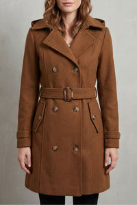 Trench à capuche Iseult marron, double boutonnage, ceinture à boucle.