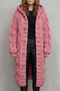 Gilet long rose en maille torsadée, capuche, fermeture boutonnée, manches longues