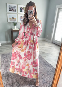 Robe longue rose à motifs, encolure boutonnée, manches longues, taille froncée