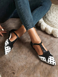 Ballerines noires à talon plat, bride en T, motif pois blanc et noir