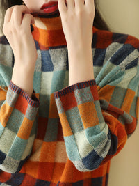 Pull à col roulé à carreaux multicolores orange et bleu, poignets côtelés visibles