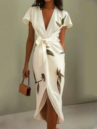 Robe portefeuille mi-longue blanche à manches courtes, imprimé feuilles, ceinture nouée