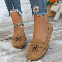 Mocassins orthopédiques en daim marron, bout rond, lacets noués, coutures décoratives.