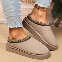 Paire de chaussons douillets beiges à bord marron et broderie jaune