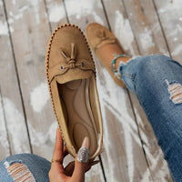 Mocassins orthopédiques en suède marron, laçage à glands et semelle épaisse.