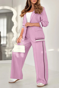 Ensemble femme mauve : veste à poches plaquées et pantalon large à bandes verticales.
