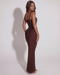 Robe longue marron chocolat à dos en dentelle et laçage, bretelles fines et drapé à la hanche