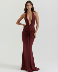 Robe longue bordeaux col halter, décolleté en V, fronces latérales et pan drapé.