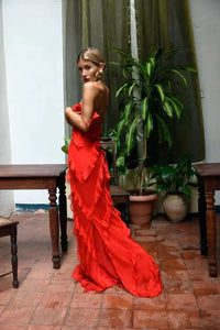 Robe longue rouge à volants, fines bretelles, forme près du corps
