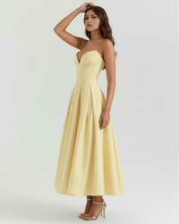 Robe mi-longue jaune sans bretelles, bustier corseté, jupe évasée, vue de côté