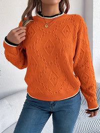 Pull en maille orange à motif texturé, col rond côtelé avec bouton, poignets rayés